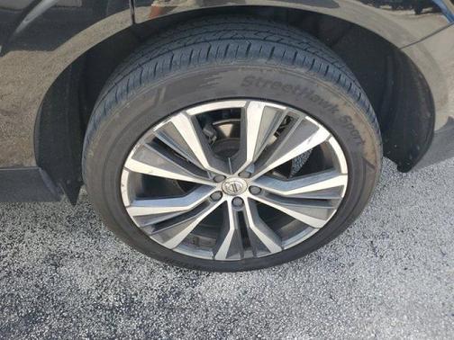 Onyx Black Metallic 2022 Volvo XC60 B5 MOMENTUM