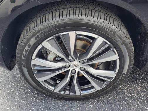 Onyx Black Metallic 2022 Volvo XC60 B5 MOMENTUM