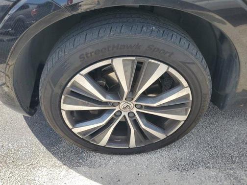 Onyx Black Metallic 2022 Volvo XC60 B5 MOMENTUM