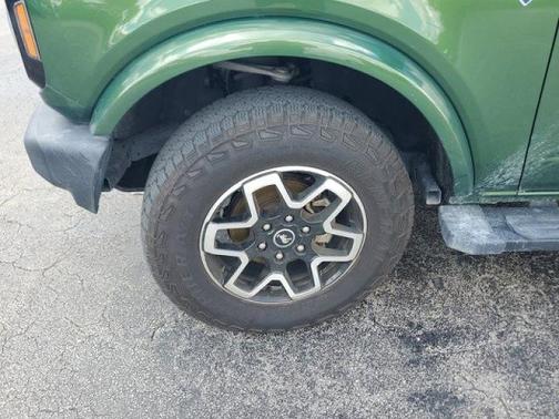 ERUPTION GREEN METALLIC 2022 Ford Bronco OUTER BANKS