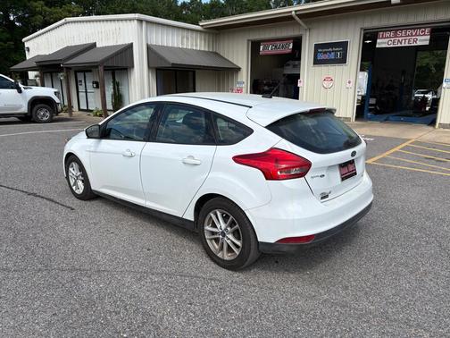 Oxford White 2018 Ford Focus SE