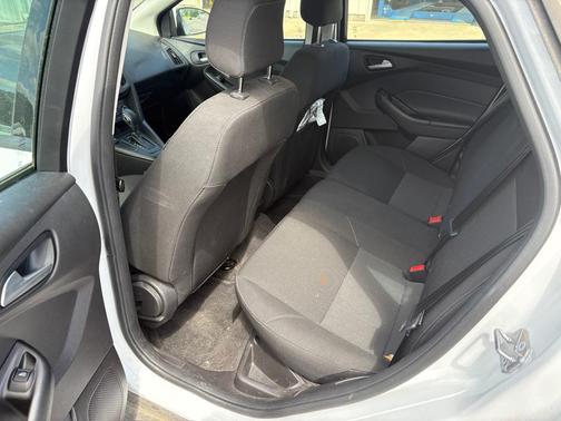 Oxford White 2018 Ford Focus SE