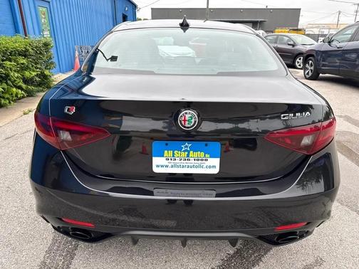 BLACK 2023 Alfa Romeo Giulia Veloce RWD
