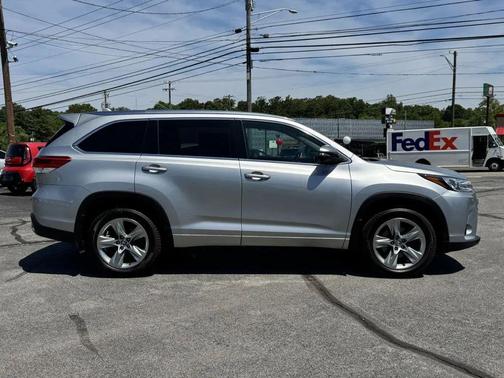 Silver Knockout Metallic 2019 Toyota Highlander Limited