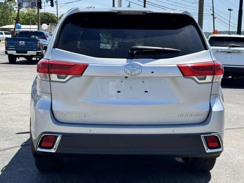 Silver Knockout Metallic 2019 Toyota Highlander Limited