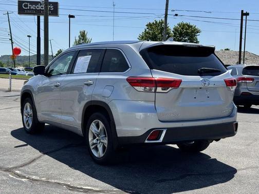 Silver Knockout Metallic 2019 Toyota Highlander Limited