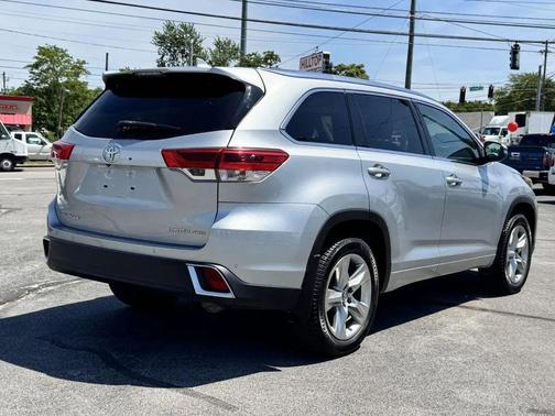 Silver Knockout Metallic 2019 Toyota Highlander Limited
