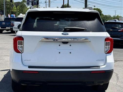 White 2023 Ford Explorer XLT