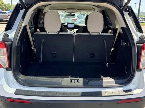 White 2023 Ford Explorer XLT
