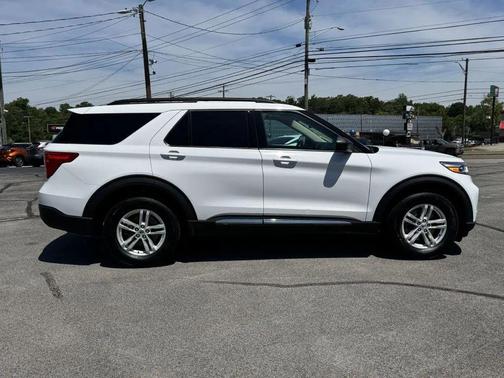 White 2023 Ford Explorer XLT