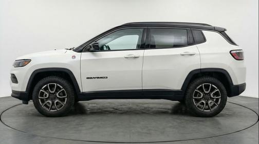 Bright White Clearcoat 2025 Jeep Compass Trailhawk