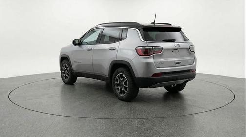 Silver Zynith Metallic Clearcoat 2025 Jeep Compass Trailhawk