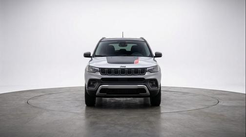 Silver Zynith Metallic Clearcoat 2025 Jeep Compass Trailhawk