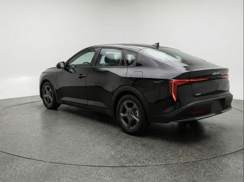 Aurora Black Pearl 2025 Kia K4 LXS