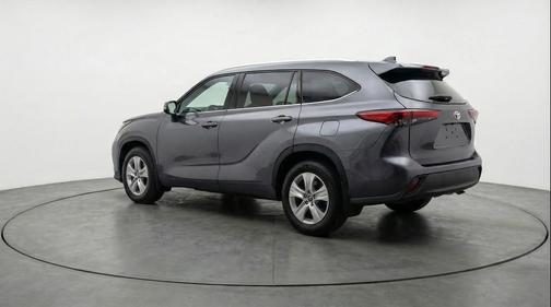 Magnetic Gray Metallic 2025 Toyota Highlander LE
