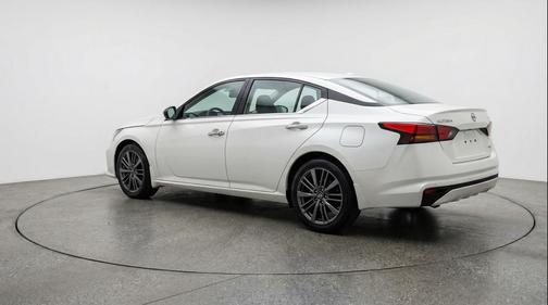 Glacier White 2025 Nissan Altima SV FWD
