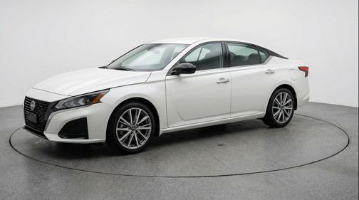 Glacier White 2025 Nissan Altima SV FWD