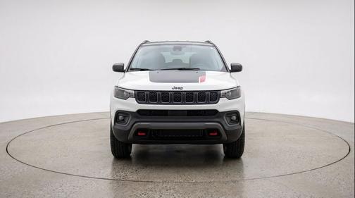 Silver Zynith Metallic Clearcoat 2025 Jeep Compass Trailhawk