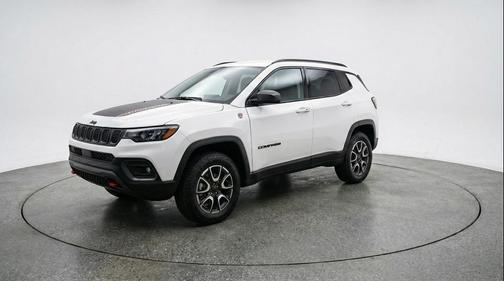 Bright White Clearcoat 2025 Jeep Compass Trailhawk