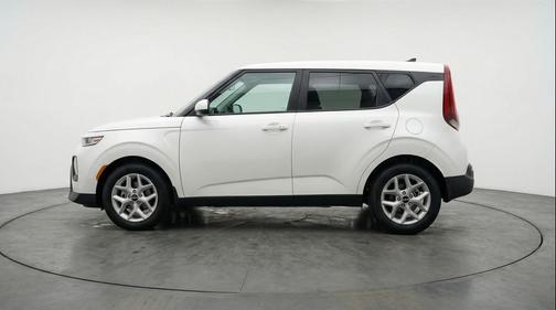 Snow White Pearl 2025 Kia Soul LX
