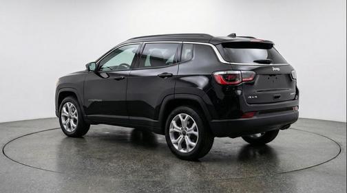 Diamond Black Crystal Pearlcoat 2025 Jeep Compass Latitude