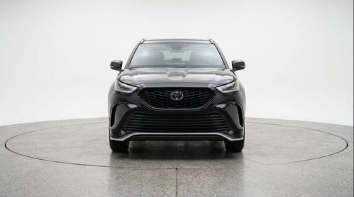 Midnight Black Metallic 2025 Toyota Highlander LE