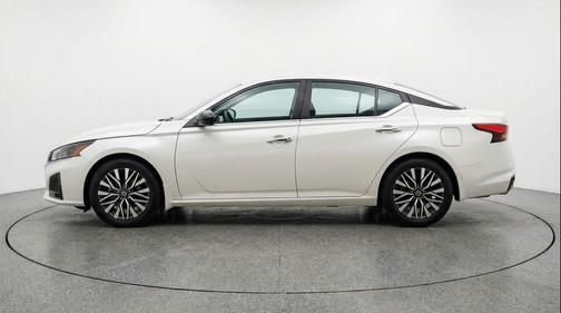 Glacier White 2025 Nissan Altima SV FWD