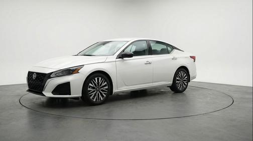 Glacier White 2025 Nissan Altima SV FWD