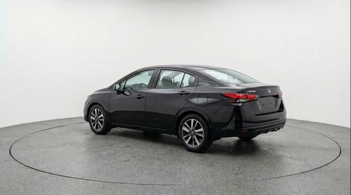 Super Black 2025 Nissan Versa 1.6 SV