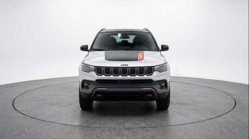 Silver Zynith Metallic Clearcoat 2025 Jeep Compass Trailhawk