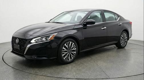 Super Black 2025 Nissan Altima SV FWD