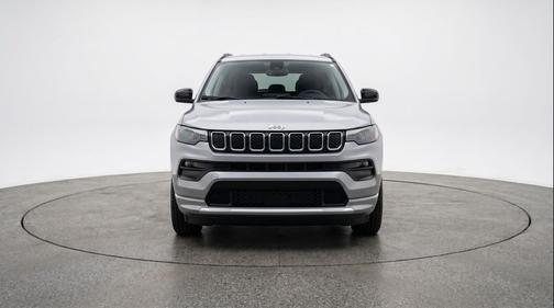 Silver Zynith Metallic Clearcoat 2025 Jeep Compass Latitude