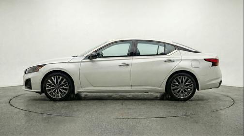 Glacier White 2025 Nissan Altima SV FWD