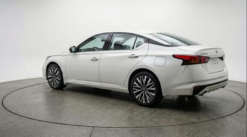Glacier White 2025 Nissan Altima SV FWD