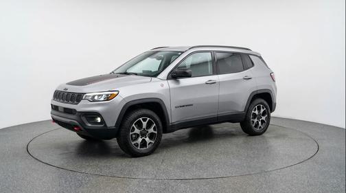 Silver Zynith Metallic Clearcoat 2025 Jeep Compass Trailhawk