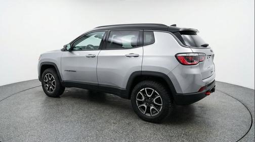 Silver Zynith Metallic Clearcoat 2025 Jeep Compass Trailhawk
