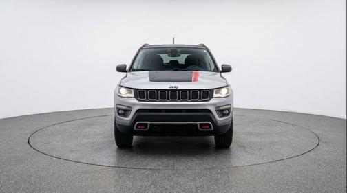 Silver Zynith Metallic Clearcoat 2025 Jeep Compass Trailhawk