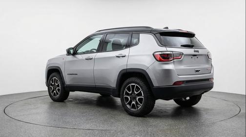 Silver Zynith Metallic Clearcoat 2025 Jeep Compass Trailhawk
