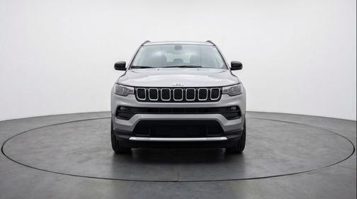 Silver Zynith Metallic Clearcoat 2025 Jeep Compass Latitude