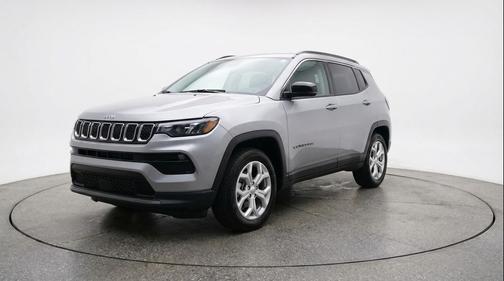 Silver Zynith Metallic Clearcoat 2025 Jeep Compass Latitude