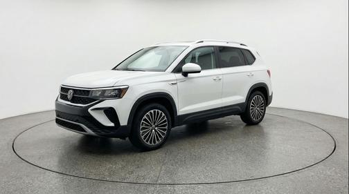 Pure White 2025 Volkswagen Taos 1.5T SE