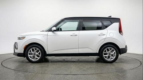 Snow White Pearl 2025 Kia Soul LX