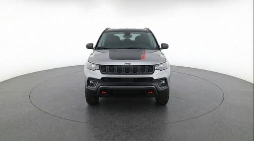 Silver Zynith Metallic Clearcoat 2025 Jeep Compass Trailhawk