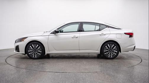 Glacier White 2026 Nissan Altima SV FWD