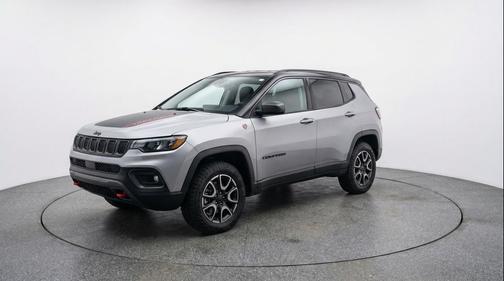 Silver Zynith Metallic Clearcoat 2025 Jeep Compass Trailhawk