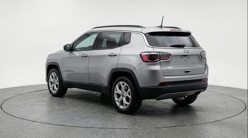 Silver Zynith Metallic Clearcoat 2025 Jeep Compass Latitude