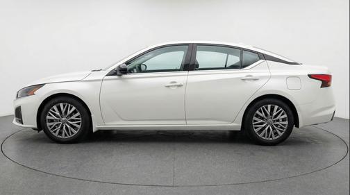 Glacier White 2025 Nissan Altima SV FWD