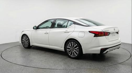 Glacier White 2025 Nissan Altima SV FWD