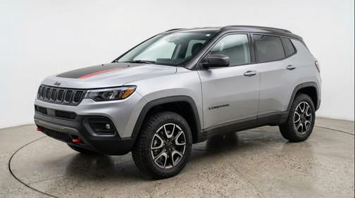 Silver Zynith Metallic Clearcoat 2025 Jeep Compass Trailhawk
