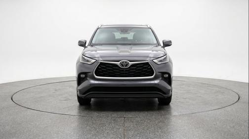 Magnetic Gray Metallic 2025 Toyota Highlander LE